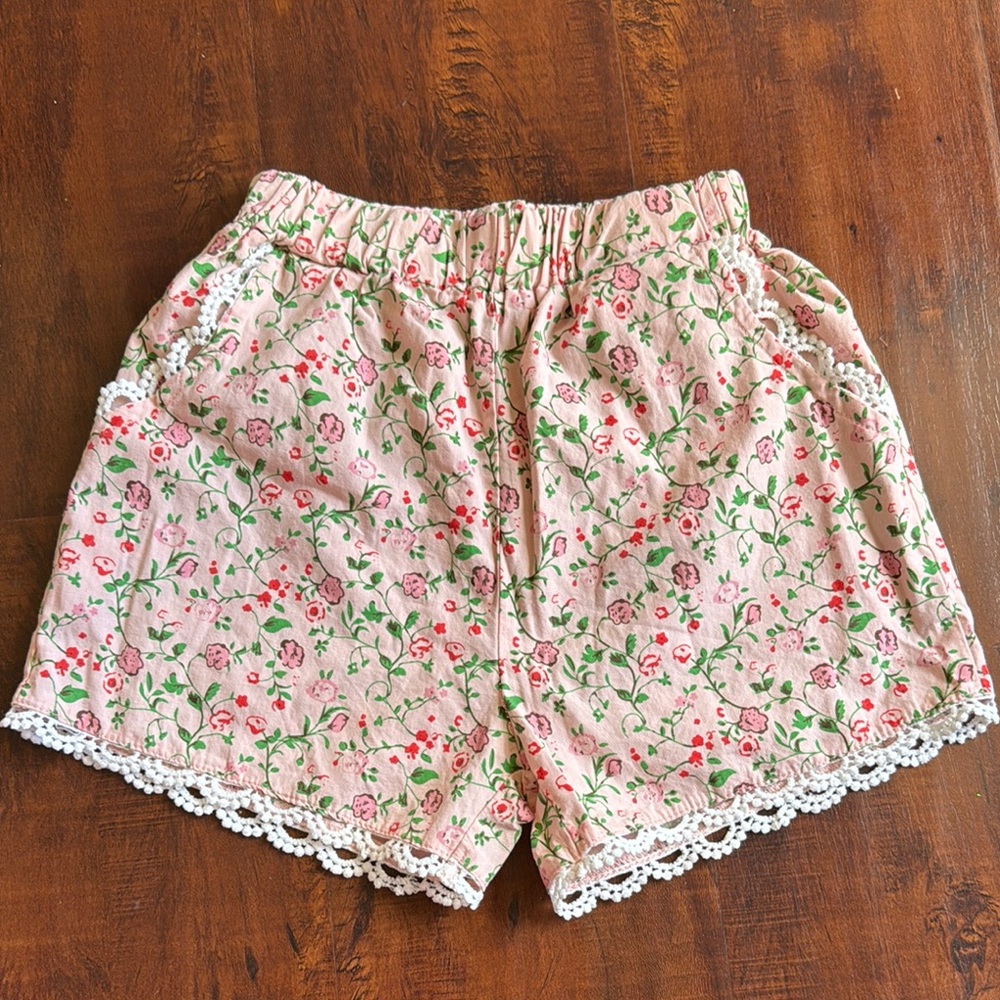 SHEIN Floral Lace Trim Shorts size 120 fits like a 5T
